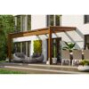 Holzpergola mit Sitzmöbeln auf einer Terrasse