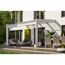 Weiße Terrassenüberdachung mit Sitzmöbeln