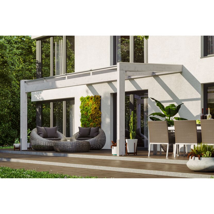 Weiße Terrassenüberdachung mit Sitzmöbeln