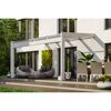Weiße Terrassenüberdachung mit Sitzmöbeln und Essgruppe