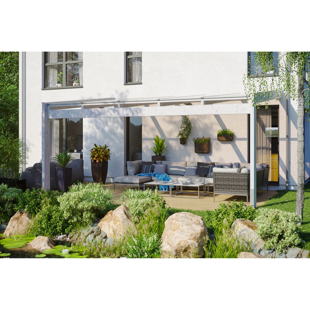 Überdachte Terrasse mit Sitzmöbeln und kleinem Teich