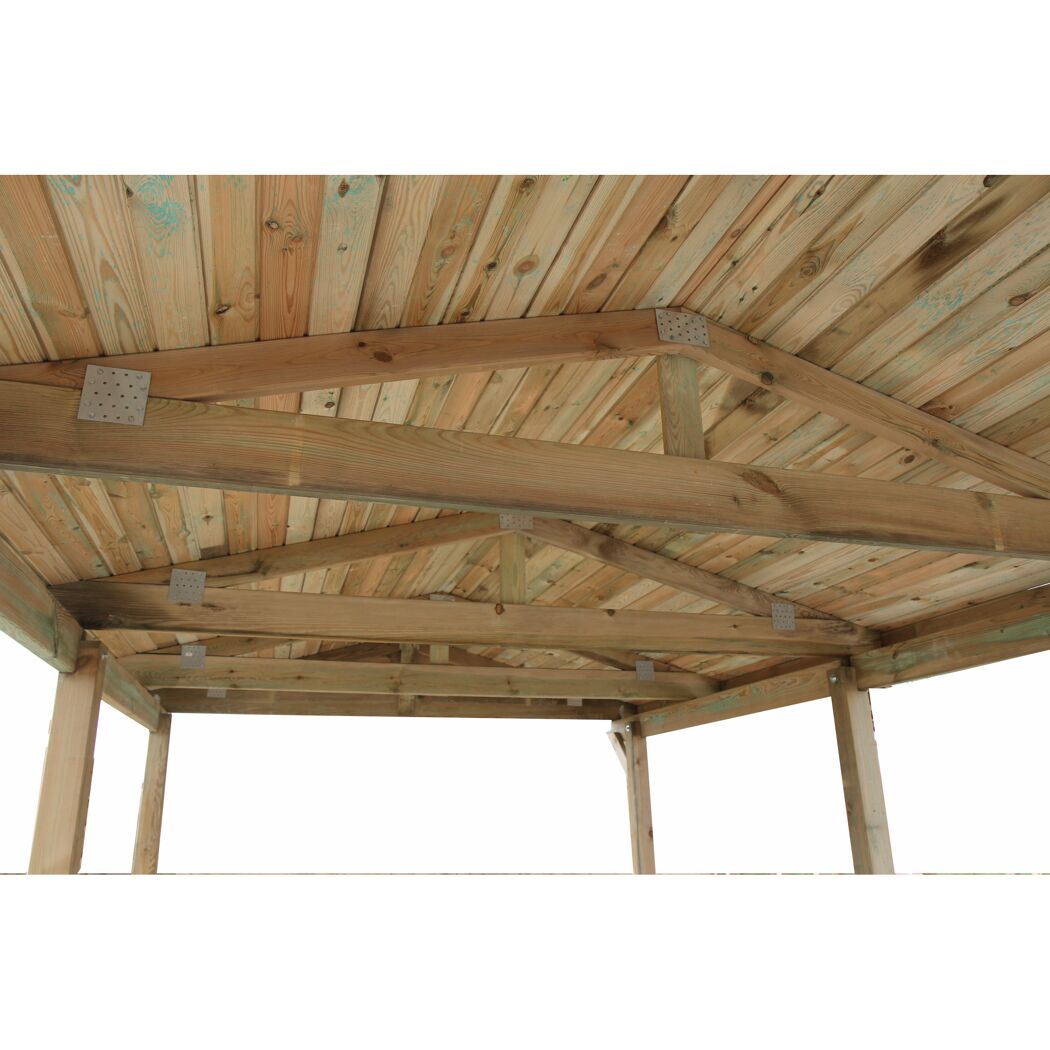 Die Unterseite eines Carport-Dachs aus Holz.