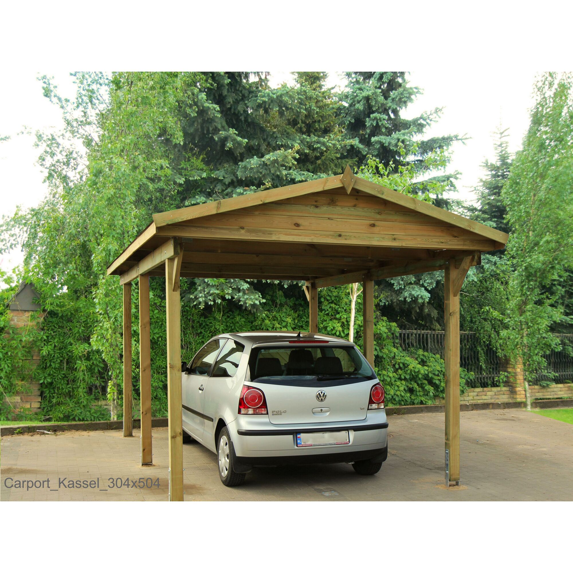 Auto steht unter Carport