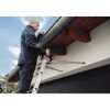 Person auf Leiter bringt KRAUSE Combi Abstandshalter an