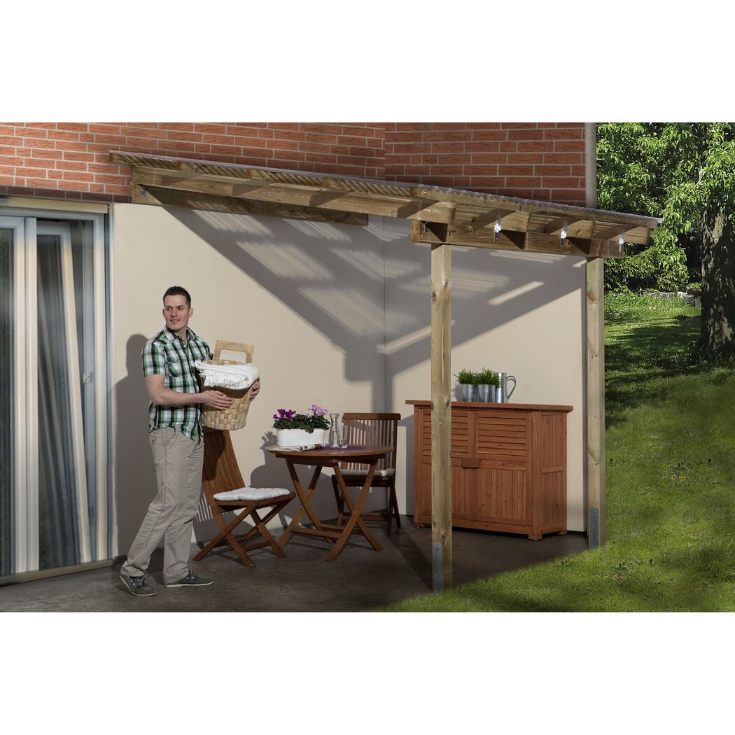 Person trägt Korb unter Terrassenüberdachung