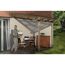Person trägt Korb unter Terrassenüberdachung