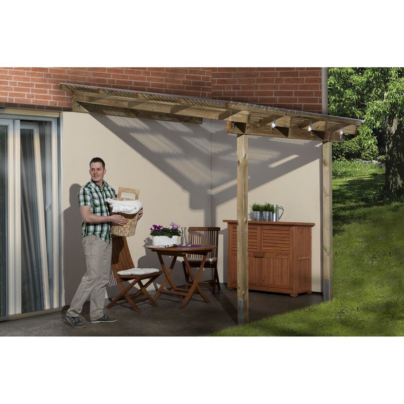 Person trägt Korb unter Terrassenüberdachung