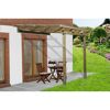 Holzterrassenüberdachung mit Tisch und Stühlen