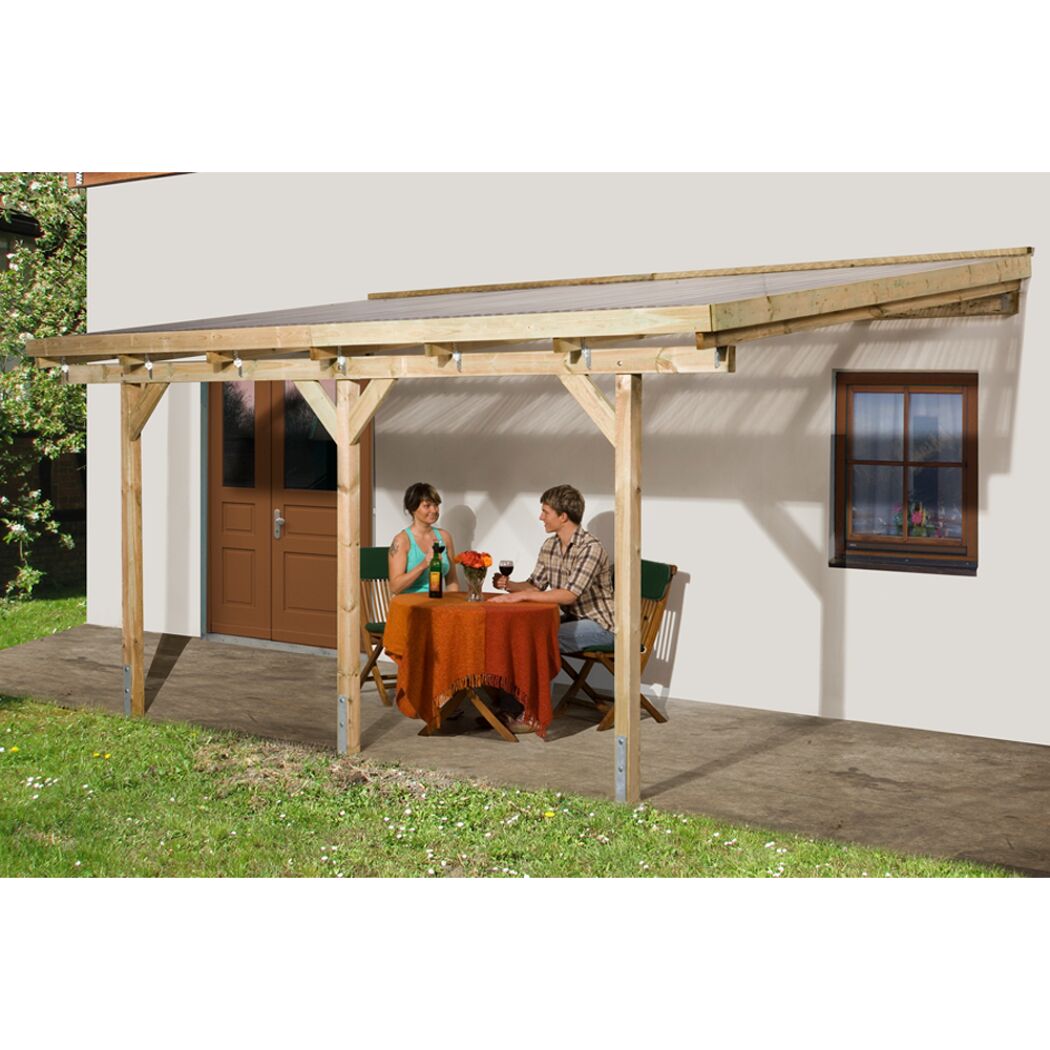 Zwei Personen sitzen an einem Tisch unter einer Terrassenüberdachung.