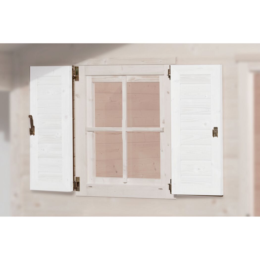Fenster mit weißen Fensterläden