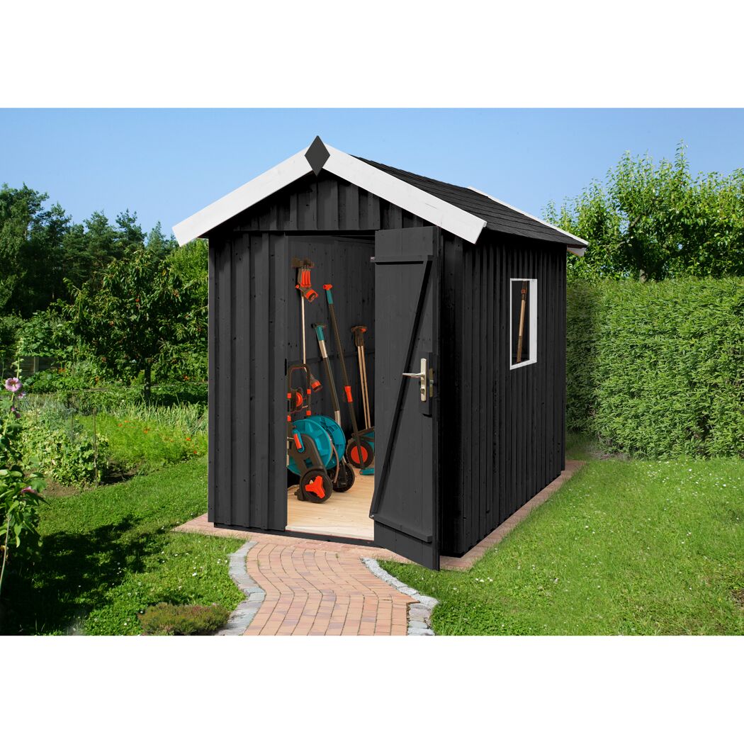 Schwarzes Gartenhaus mit geöffneter Tür und Gartengeräten
