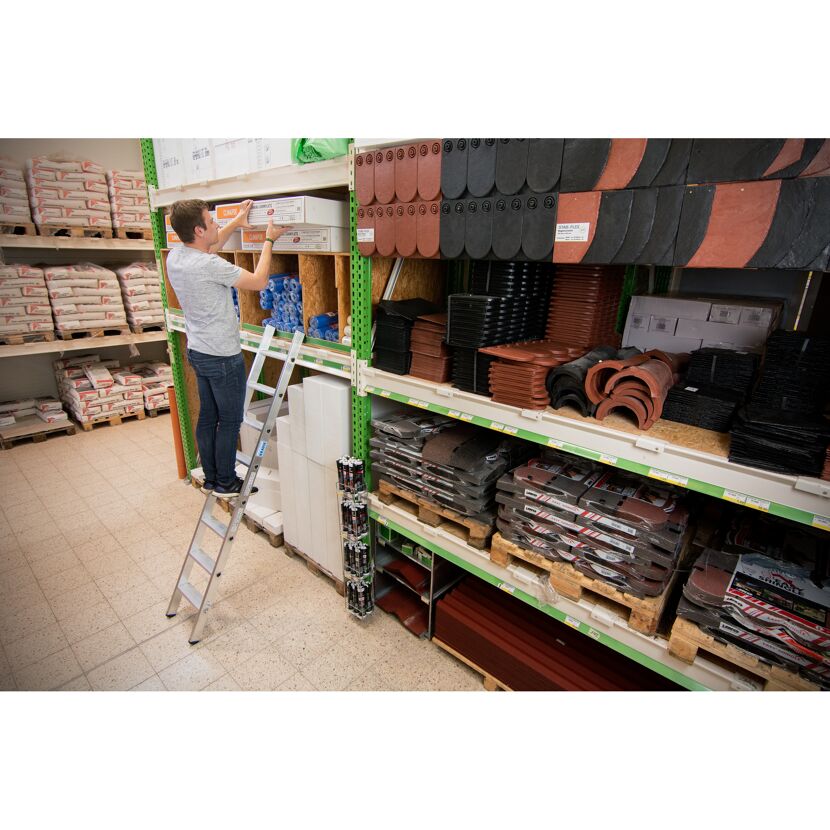Person auf Leiter im Baumarkt