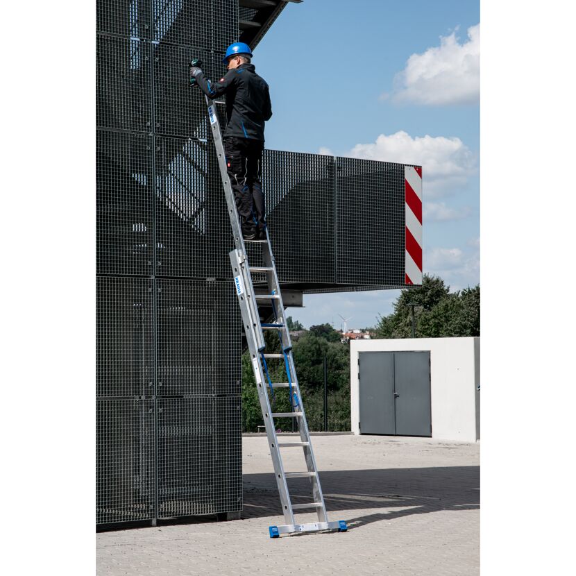 Person auf Krause Mehrzweckleiter