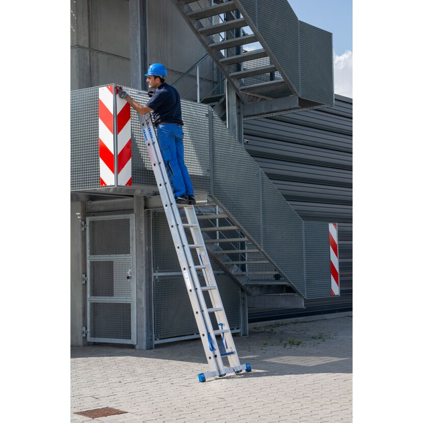 Person auf KRAUSE Mehrzweckleiter