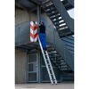 Person auf KRAUSE Leiter