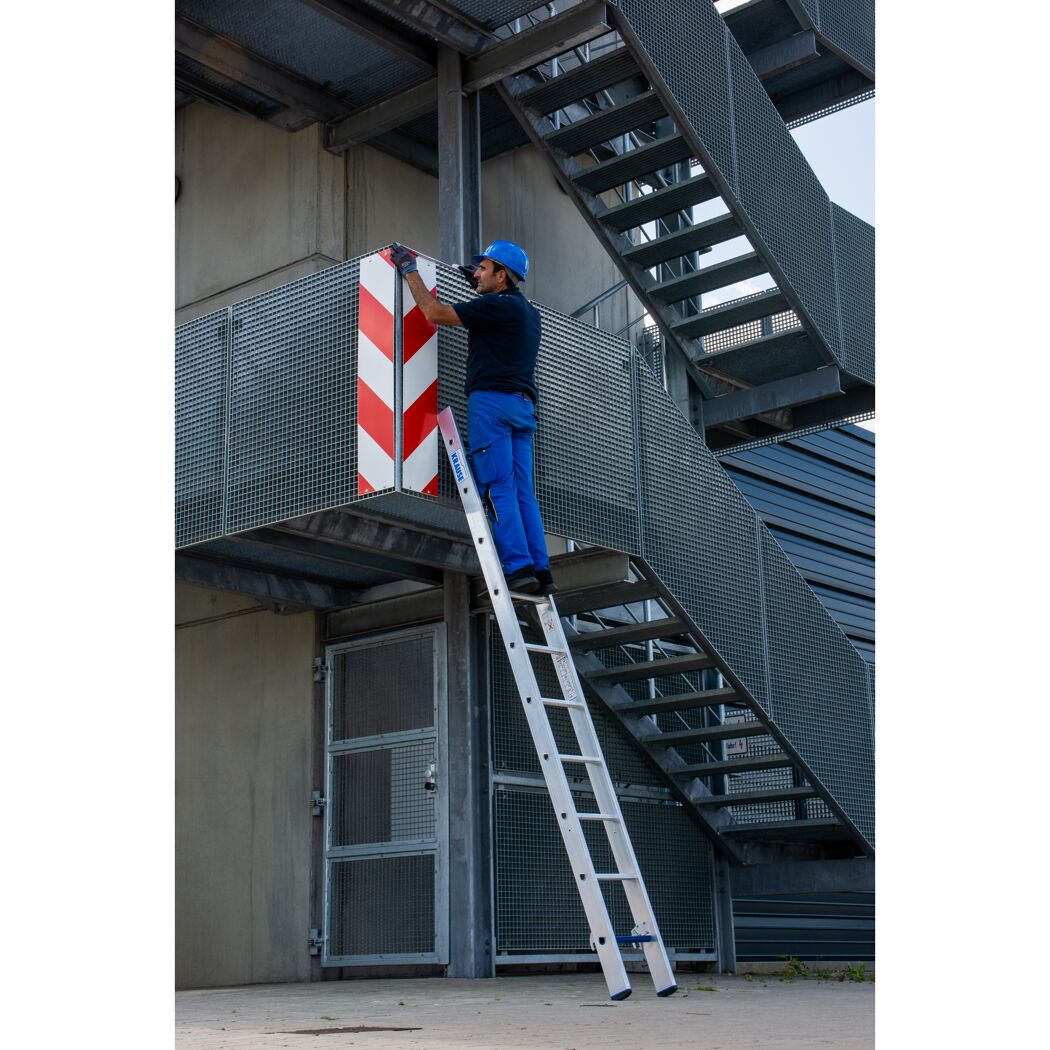Person auf KRAUSE Leiter
