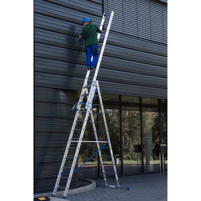 Person auf einer angelehnten Leiter an einer Hauswand