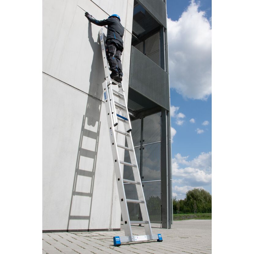 Person auf KRAUSE Schiebeleiter