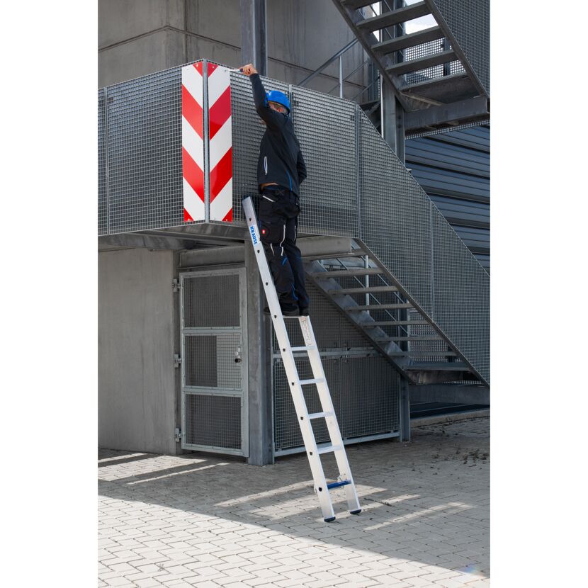 Person auf einer KRAUSE Leiter