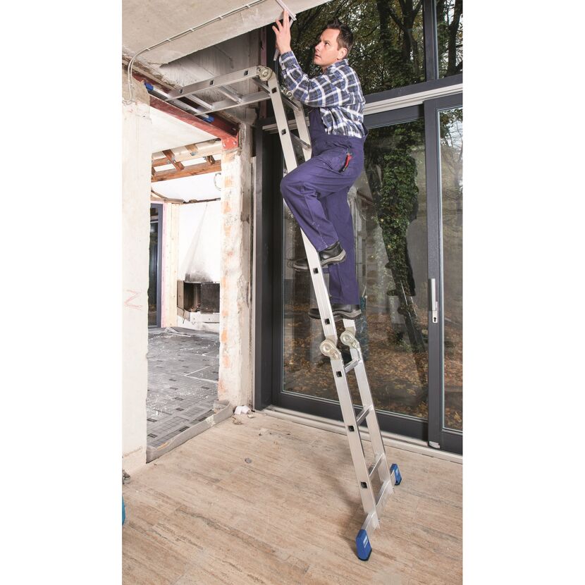 Person auf einer Leiter in einem Rohbau