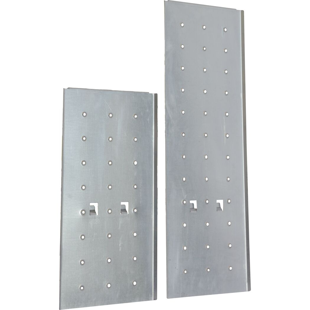 Zwei gelochte Metallplatten des MONTO Plattform-Sets.