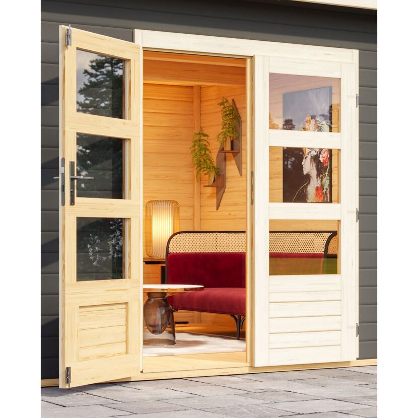 Gemütliches Gartenhaus mit rotem Sofa