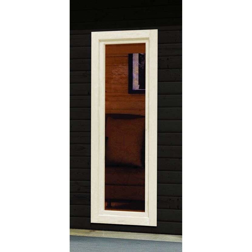 Blick durch ein Fenster in eine Sauna.