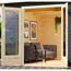 Blick in ein Gartenhaus mit Sofa und Bildern an der Wand.