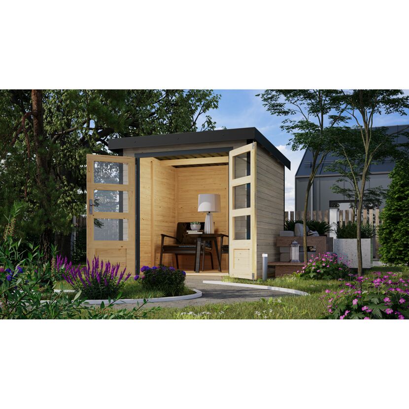 Kleines Gartenhaus mit geöffneter Tür und Sitzecke im Garten