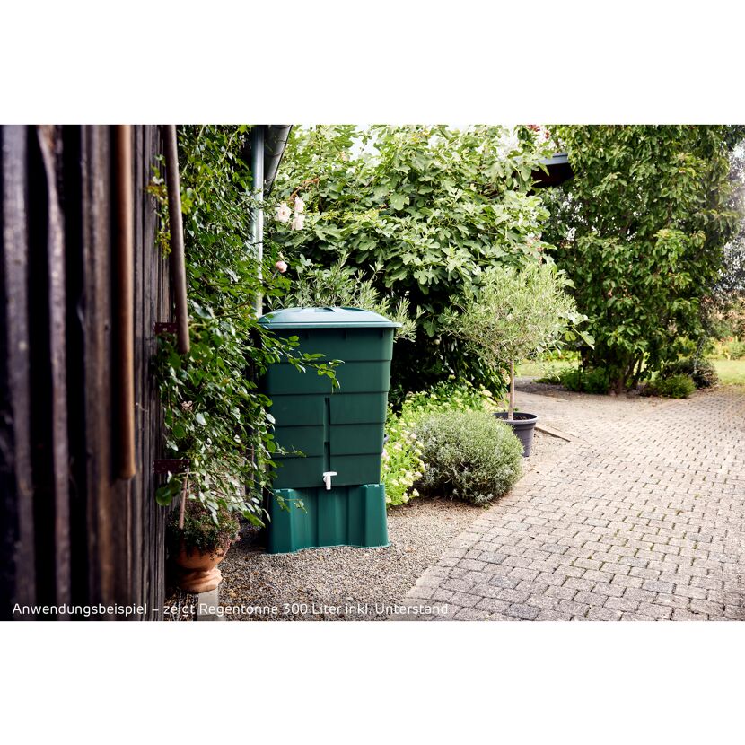 Grüne Regentonne im Garten