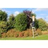 Person schneidet Hecke mit Gartenschere