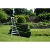 3-Holm-Gartenleiter an einer Hecke