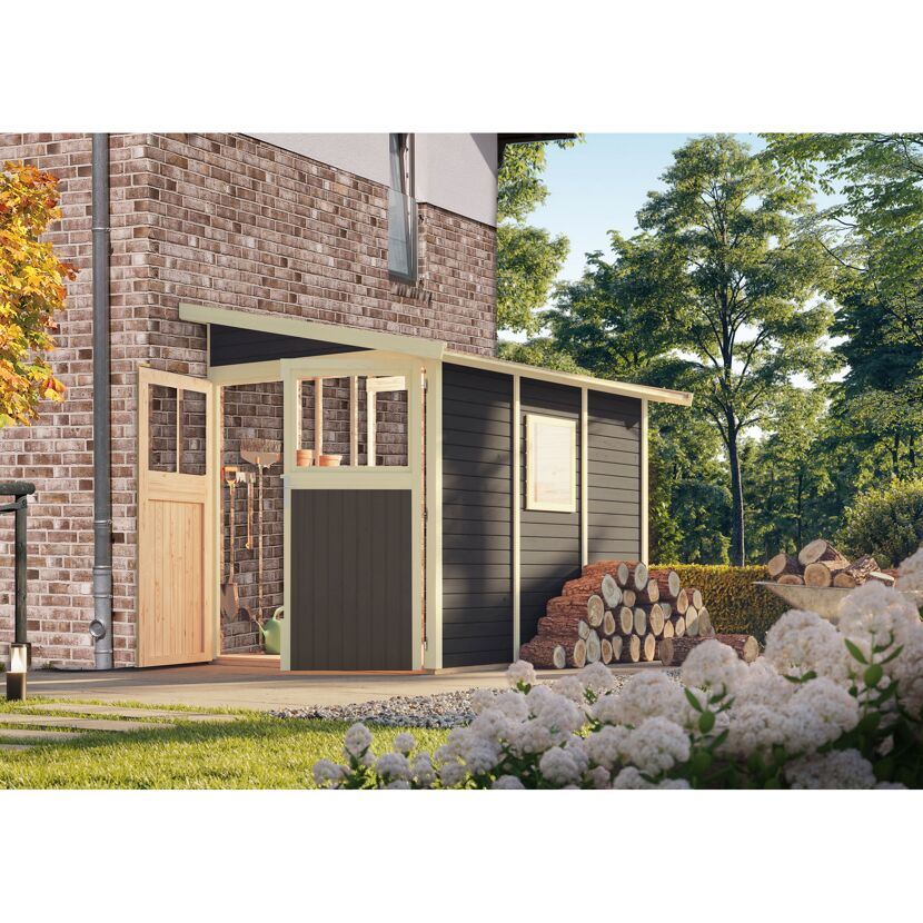 Gartenhaus mit geöffneter Tür und Gartengeräten