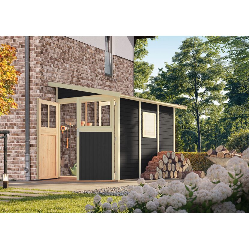 Gartenhaus mit offener Tür und Gartengeräten