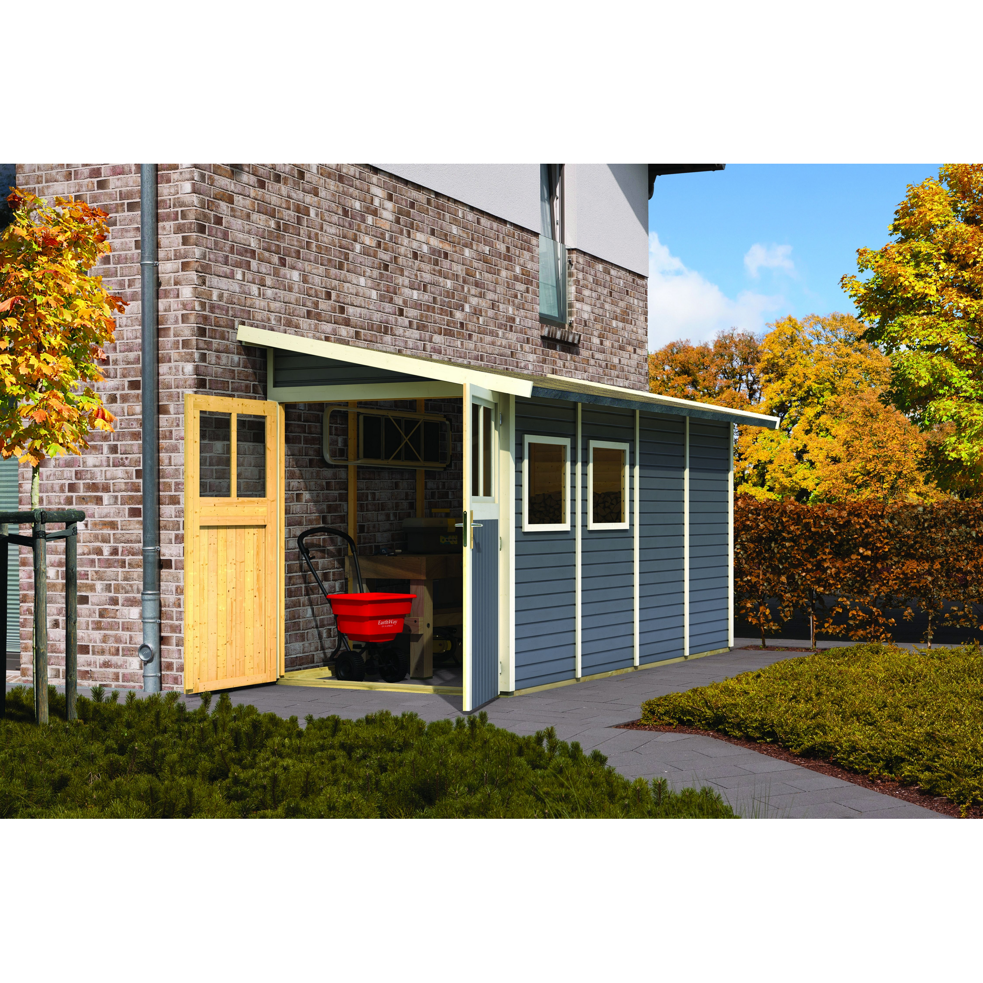 Grauer Geräteschuppen mit geöffneter Tür und Schuppen