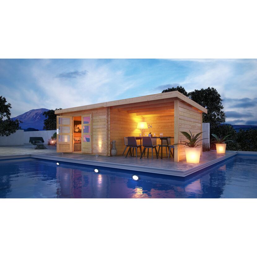 Holzpavillon am Pool mit Beleuchtung