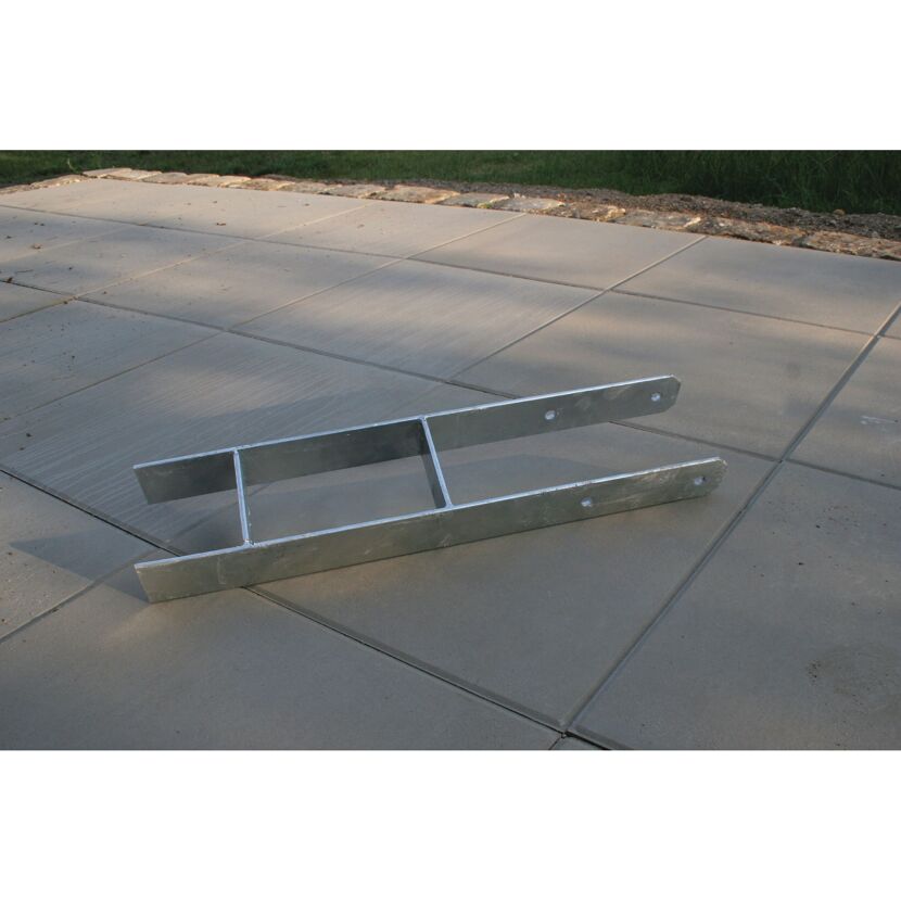 Metallischer P-Anker auf Gehwegplatten