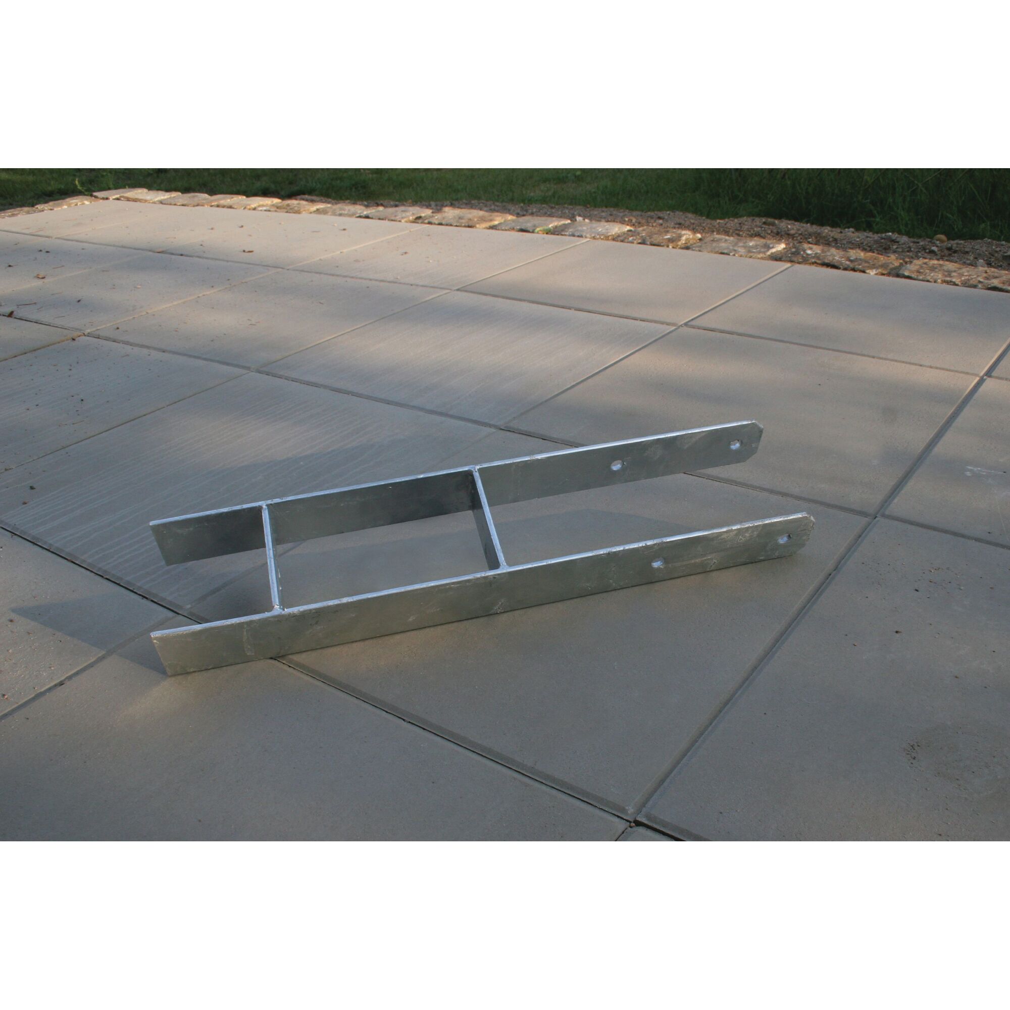 Metallischer P-Anker auf Gehwegplatten