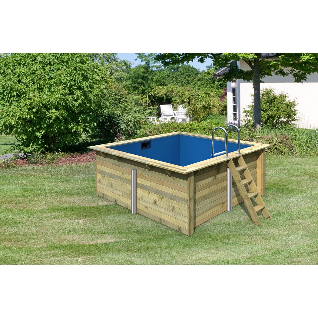 Holzpool mit Leiter im Garten
