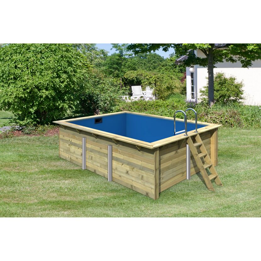 Rechteckiger Holzpool mit Leiter im Garten