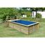 Rechteckiger Holzpool mit blauer Plane
