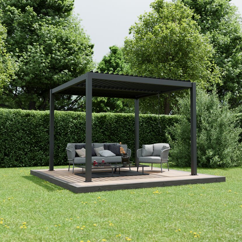Überdachte Terrasse mit Gartenmöbeln
