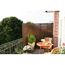 Balkon mit Weidenelement, Tisch und Stühlen