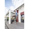 Person auf Leiter an Hausfassade