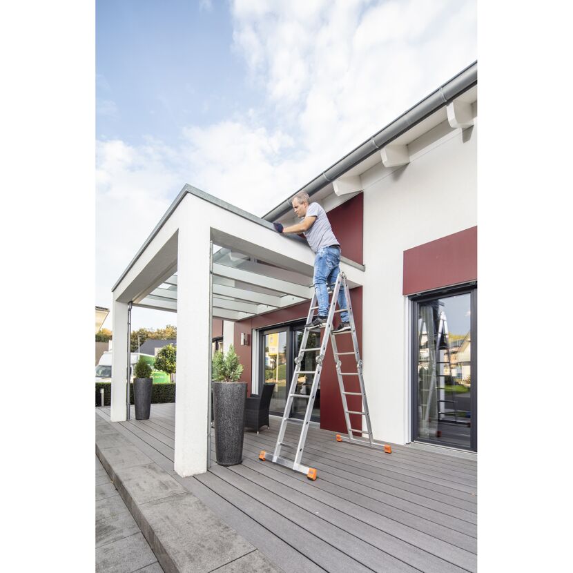 Person auf Leiter an Hausfassade