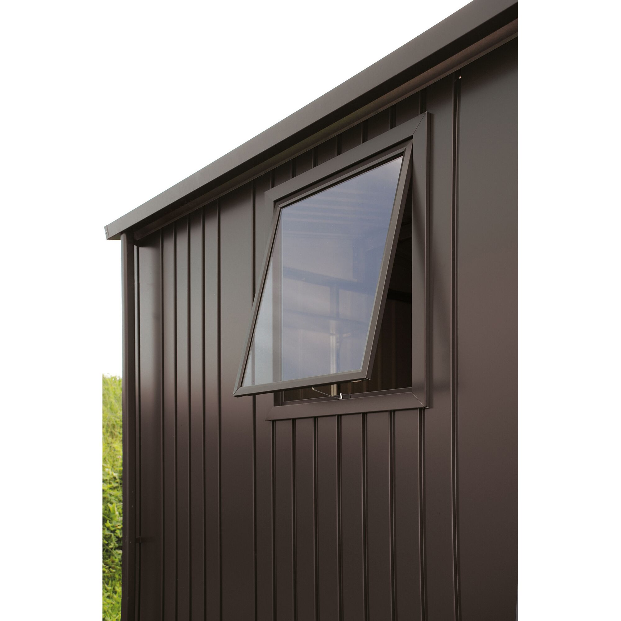 Geöffnetes Fenster an einem Geräteschuppen