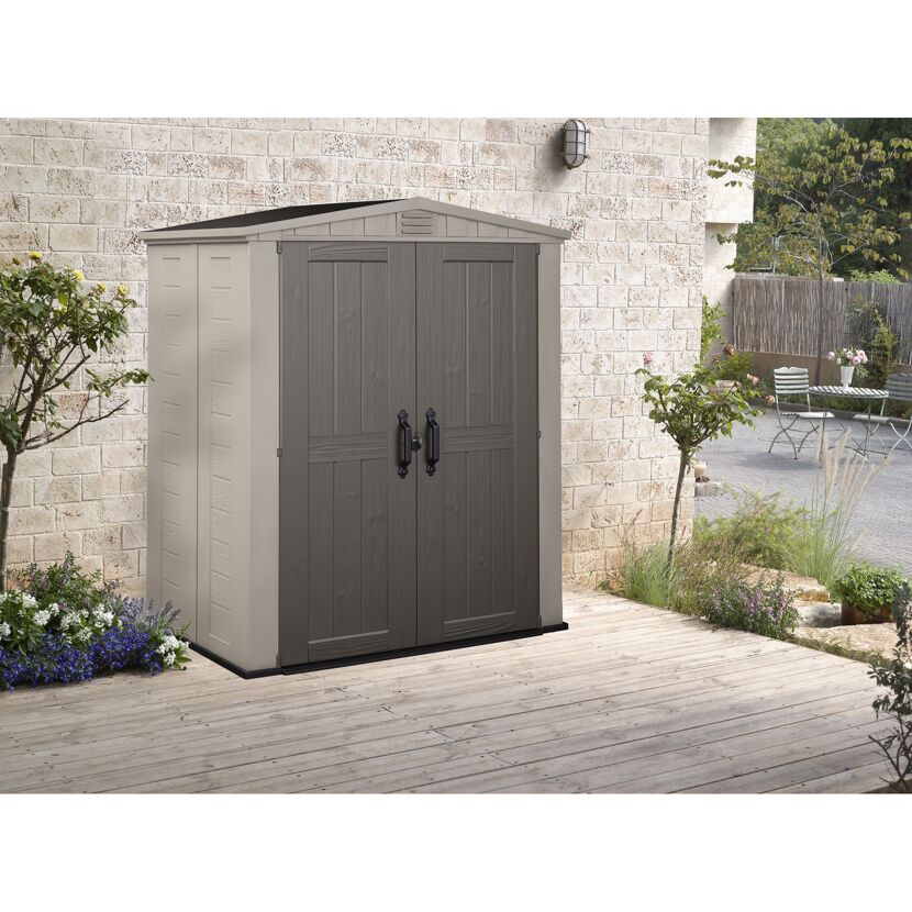 Beiges Kunststoffgerätehaus Factor 6x3 auf einer Terrasse