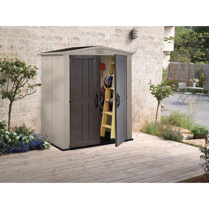 Beige-braunes Kunststoffgerätehaus Factor 6x3 mit geöffneter Tür.