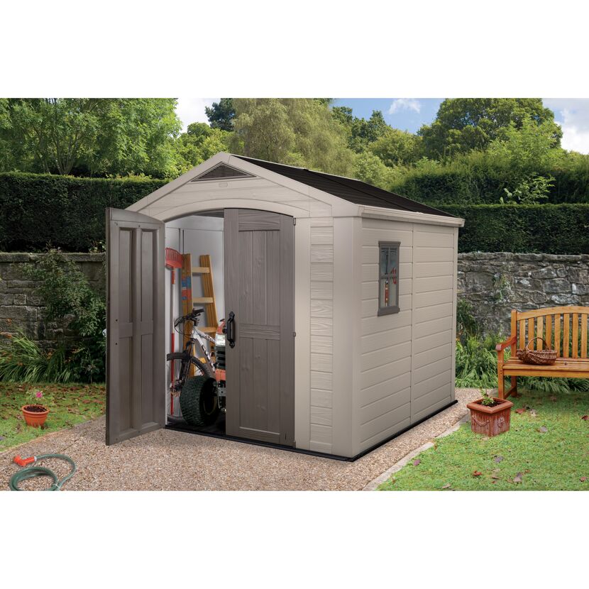 Beigefarbenes Kunststoffgerätehaus Factor 8x8 im Garten
