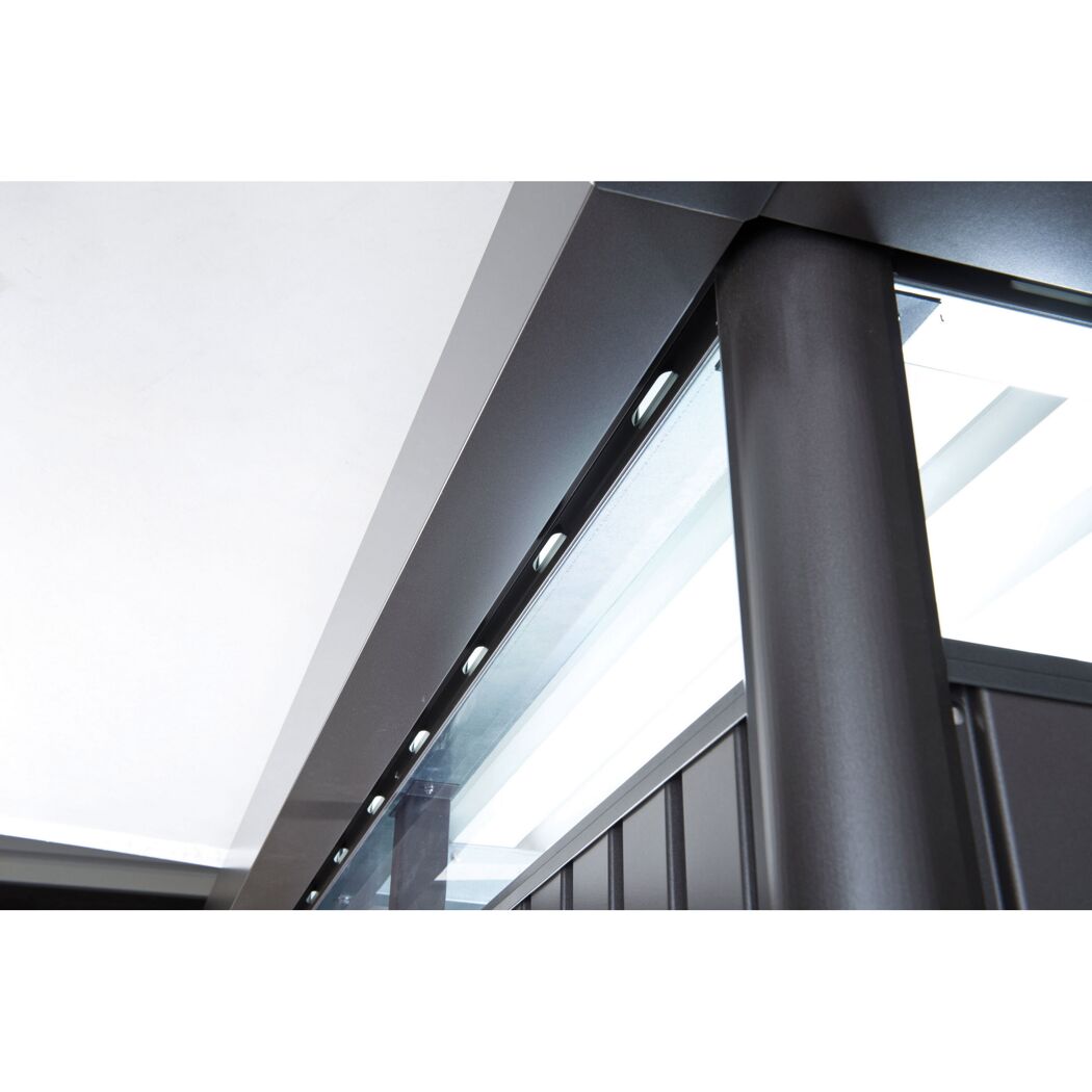 Detail des dunkelgrauen Gerätehauses 'HighLine' mit Lichtband.